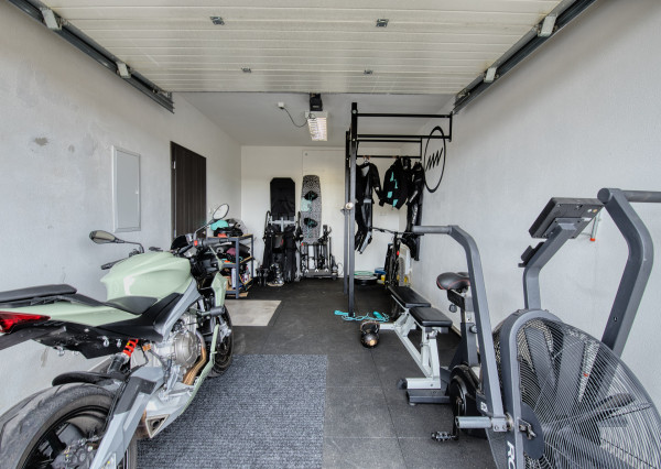 Predaj 4 izbový moderný rodinný dom, garáž, zariadený