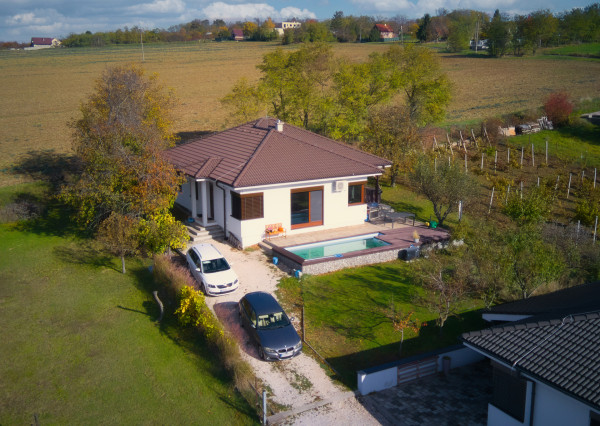 Predaj krásny zariadený 4 izbový rodinný dom, bazén, 760m2 pozemok