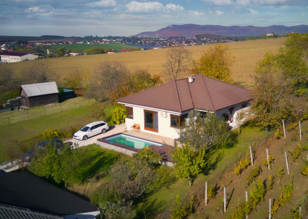 Predaj krásny zariadený 4 izbový rodinný dom, bazén, 760m2 pozemok