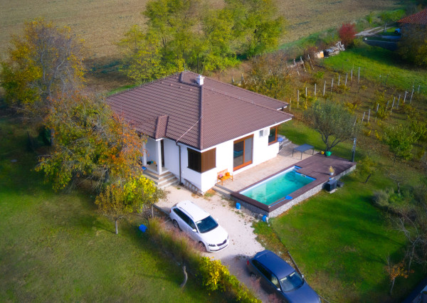 Predaj krásny zariadený 4 izbový rodinný dom, bazén, 760m2 pozemok