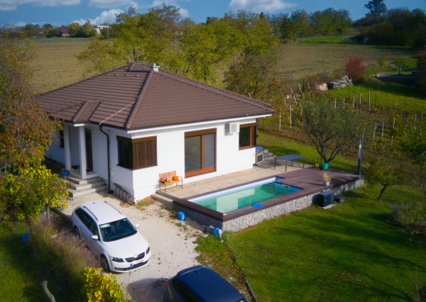 Predaj krásny zariadený 4 izbový rodinný dom, bazén, 760m2 pozemok