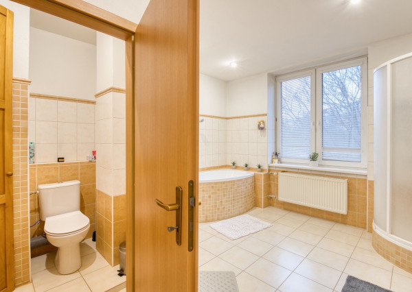 Predaj veľkometrážny 3 izbový byt, 2x kúpeľňa, 2x balkón, tehla