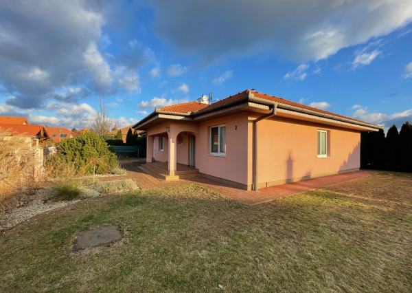 Prenájom 4 izbový rodinný dom, zariadený, Janíkovce, garáž