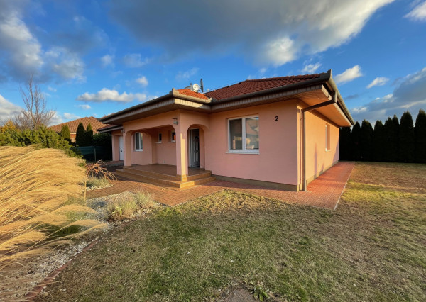 Prenájom 4 izbový rodinný dom, zariadený, Janíkovce, garáž