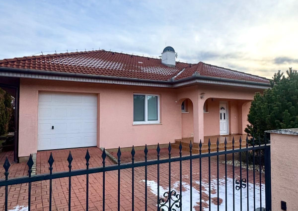 Prenájom 4 izbový rodinný dom, zariadený, Janíkovce, garáž