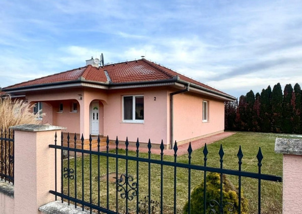 Prenájom 4 izbový rodinný dom, zariadený, Janíkovce, garáž