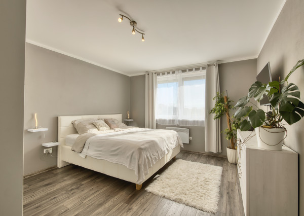 Predaj 4 izbový moderný rodinný dom, garáž, zariadený