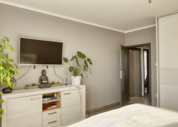 Predaj 4 izbový moderný rodinný dom, garáž, zariadený