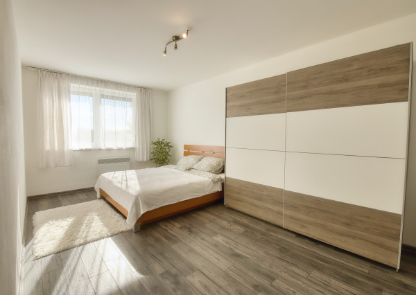 Predaj 4 izbový moderný rodinný dom, garáž, zariadený