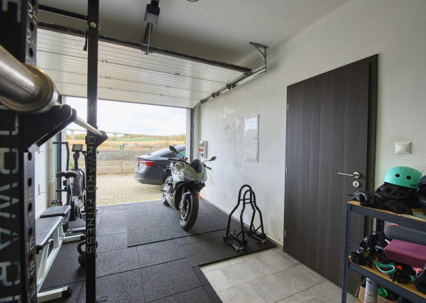 Predaj 4 izbový moderný rodinný dom, garáž, zariadený