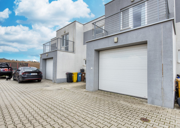 Predaj 4 izbový moderný rodinný dom, garáž, zariadený