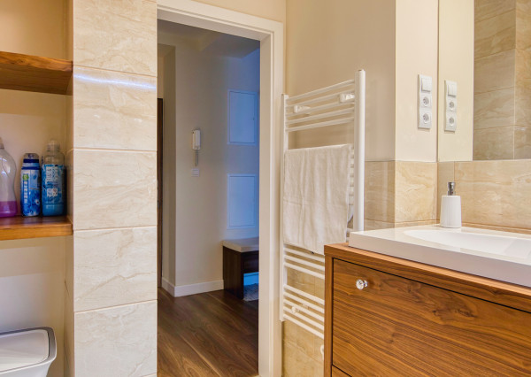 Predaj nadštandardný 3 izbový byt, centrum mesta, tehlová bytovka