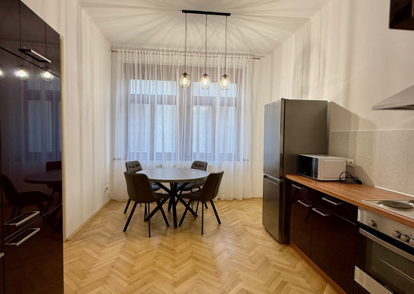 Prenájom veľkometrážny 2 izbový byt, staromestské bývanie, 78m2