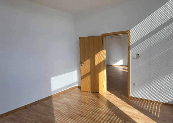 Prenájom kancelárske priestory, 110m2, parkovacie miesto, úplne centrum mesta.