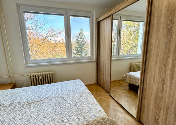 Prenájom 3 izb.byt Chrenová, balkón, zariadený.