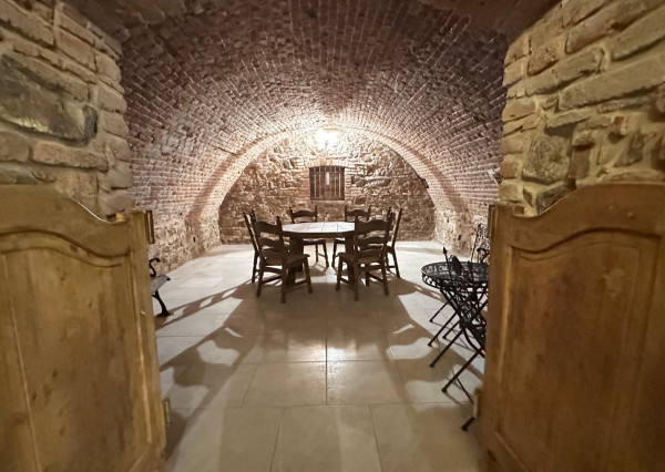 Prenájom unikátna hradná pivnica + nádvorie