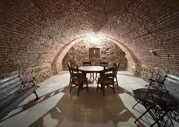 Prenájom unikátna hradná pivnica + nádvorie