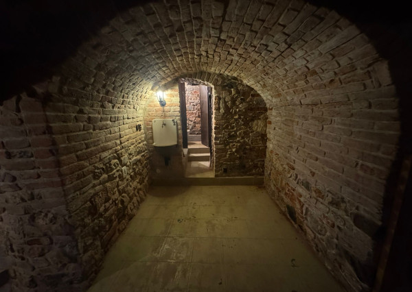 Prenájom unikátna hradná pivnica + nádvorie