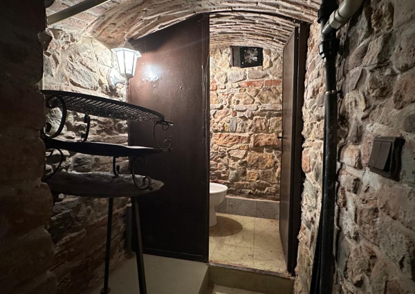 Prenájom unikátna hradná pivnica + nádvorie