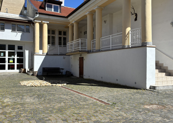 Prenájom unikátna hradná pivnica + nádvorie