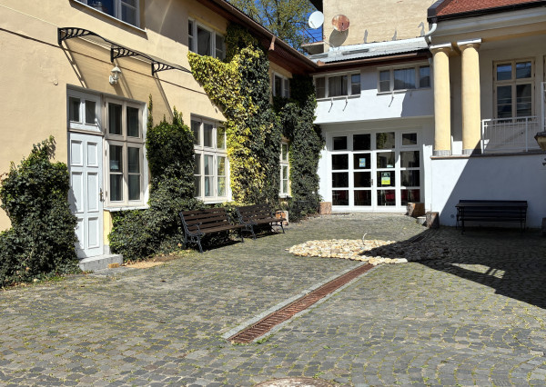 Prenájom unikátna hradná pivnica + nádvorie