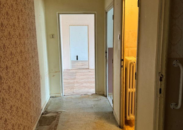 Predaj 3 izbový byt, 2x balkón, Vikárska ul., pôvodný stav