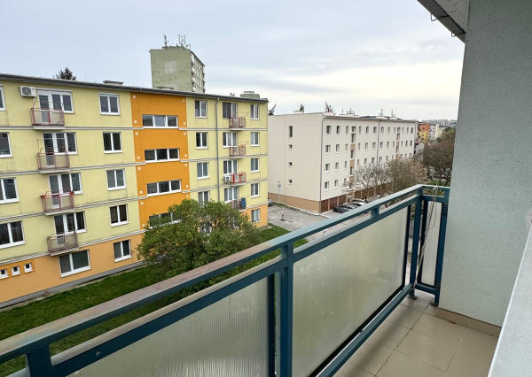 Predaj 3 izbový byt, 2x balkón, Vikárska ul., pôvodný stav