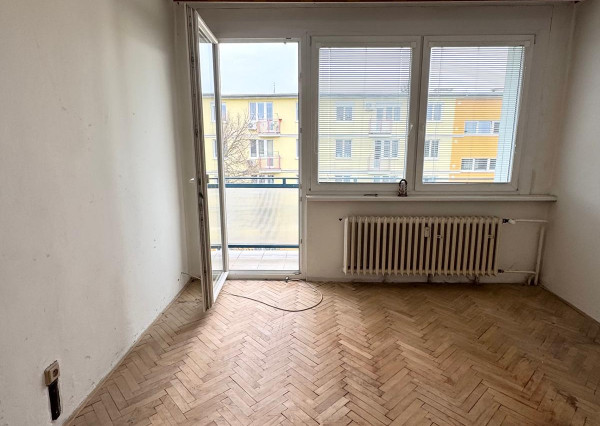 Predaj 3 izbový byt, 2x balkón, Vikárska ul., pôvodný stav