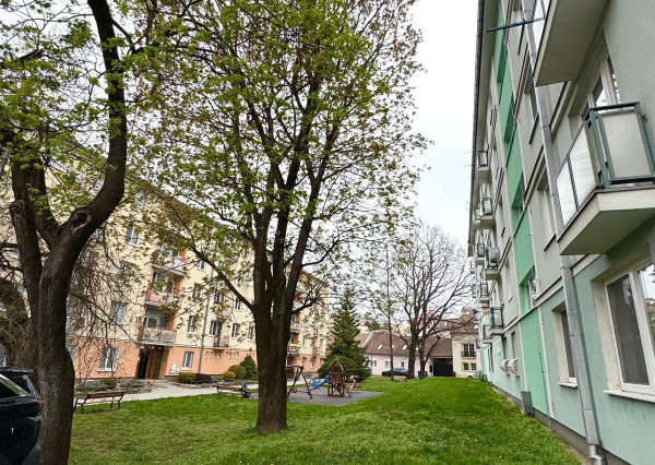 Predaj 3 izbový byt, 2x balkón, Vikárska ul., pôvodný stav