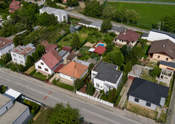 Predaj rodinný dom, 9á pozemok, garáž, bazén, Chrenová