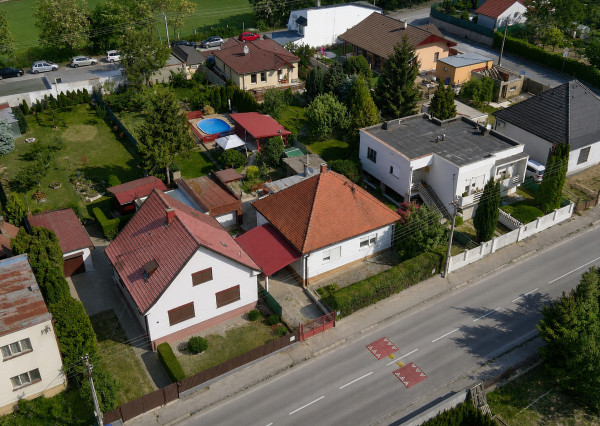 Predaj rodinný dom, 9á pozemok, garáž, bazén, Chrenová