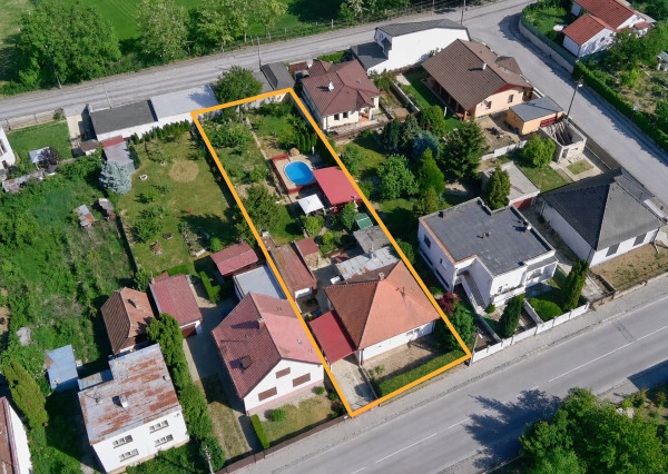Predaj rodinný dom, 9á pozemok, garáž, bazén, Chrenová