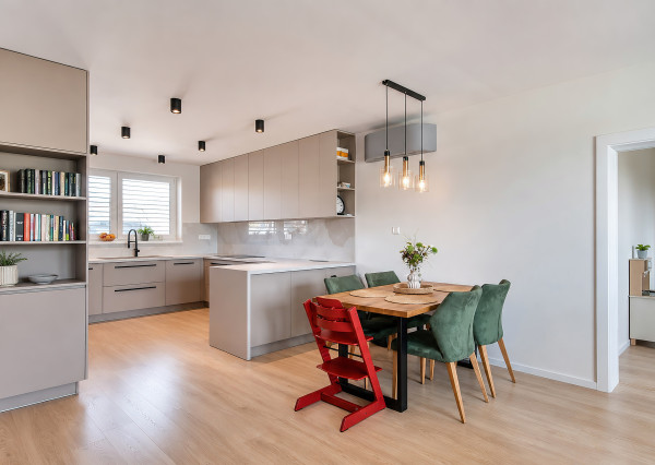 Predaj 5 izbový rodinný dom, garáž, 7á pozemok, Red Oak