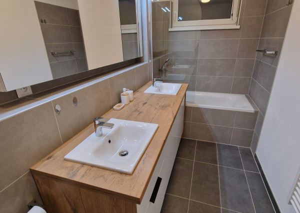 Prenájom 2 izbový byt, novostavba, 40m2 terasa, 2x garážové státie