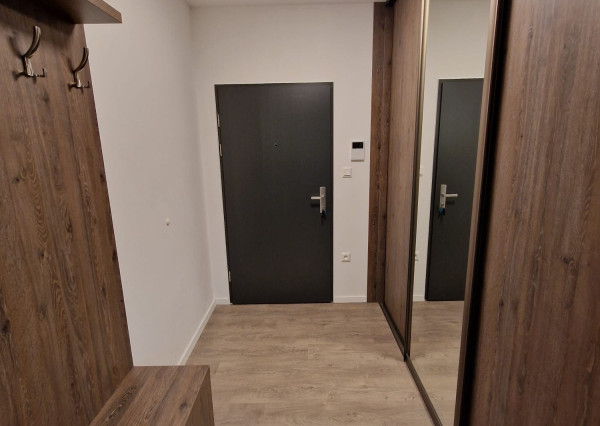 Prenájom 2 izbový byt, novostavba, 40m2 terasa, 2x garážové státie