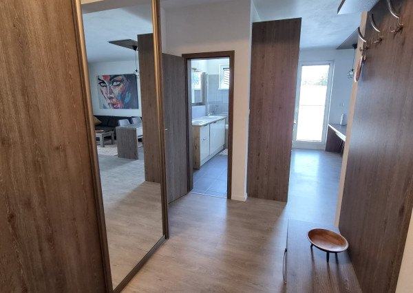 Prenájom 2 izbový byt, novostavba, 40m2 terasa, garážové státie