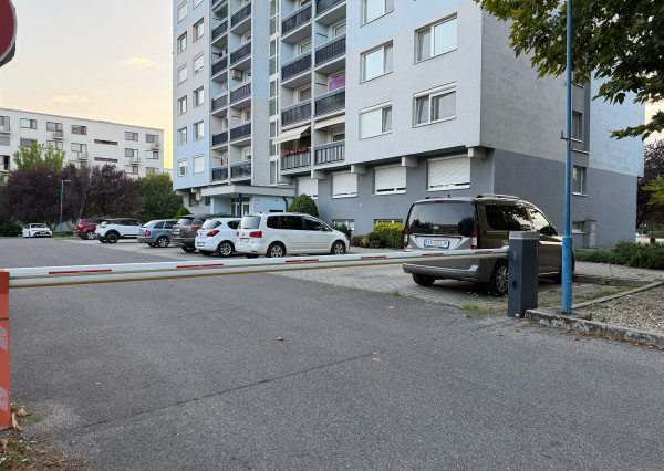Predaj 4 izbový byt Chrenová, Akademická ul., parkovacie miesto