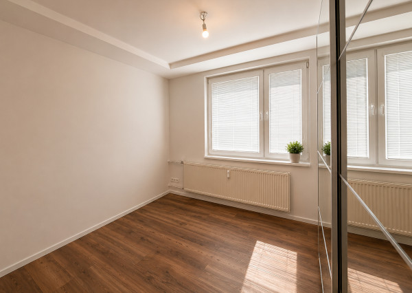 Predaj prerobený 3 izbový byt, balkón, Golianova ul.