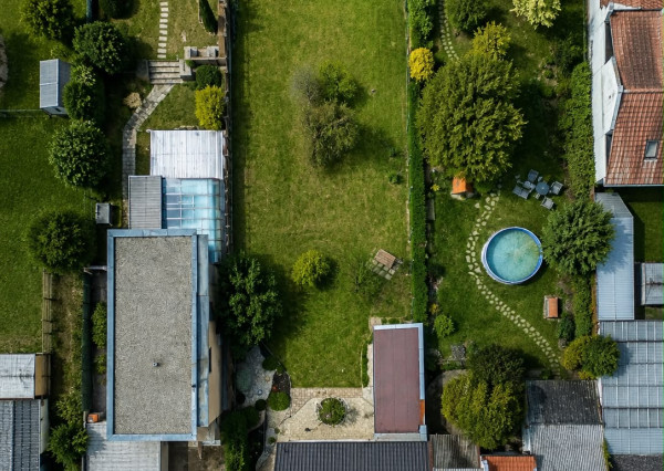 Predaj rodinný dom, priamo NR, krásny 8á pozemok