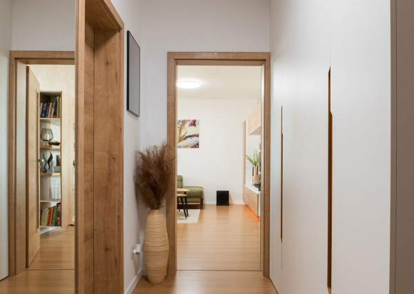 Predaj nadštandardný 2 izbový byt, novostavba, garážové státie, zariadený