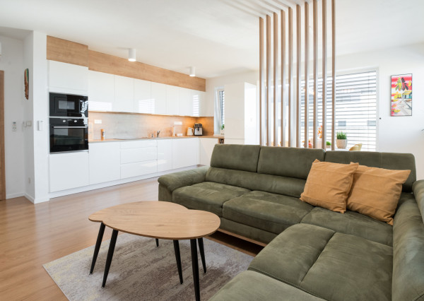 Predaj nadštandardný 2 izbový byt, novostavba, garážové státie, zariadený