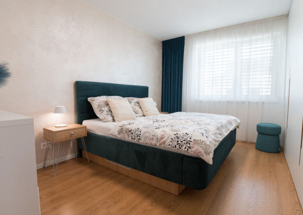 Predaj nadštandardný 2 izbový byt, novostavba, garážové státie, zariadený