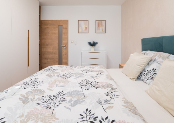 Predaj nadštandardný 2 izbový byt, novostavba, garážové státie, zariadený