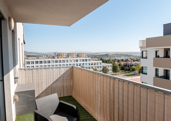 Predaj nadštandardný 2 izbový byt, novostavba, garážové státie, zariadený