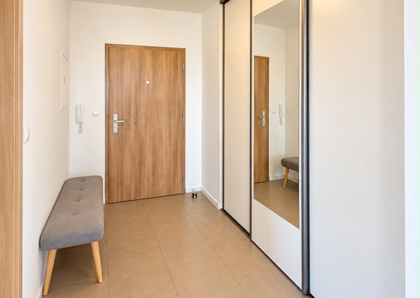 Predaj veľký 2 izbový byt, 10m2 terasa, 2x parkovacie miesto, Zobor