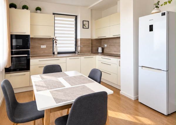 Predaj veľký 2 izbový byt, 10m2 terasa, 2x parkovacie miesto, Zobor