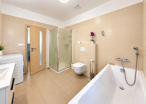 Predaj veľký 2 izbový byt, 10m2 terasa, 2x parkovacie miesto, Zobor