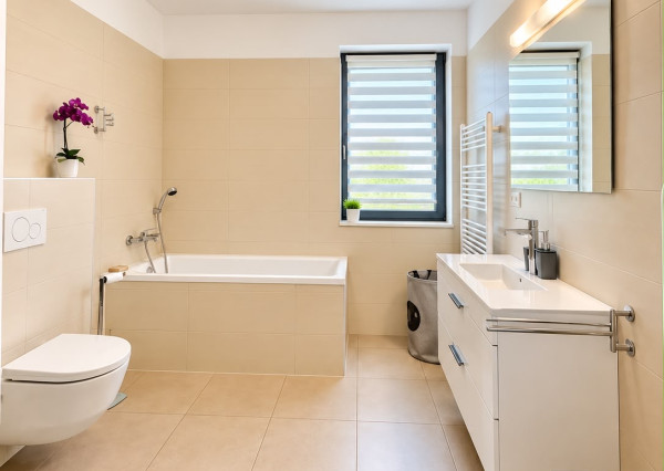 Predaj veľký 2 izbový byt, 10m2 terasa, 2x parkovacie miesto, Zobor