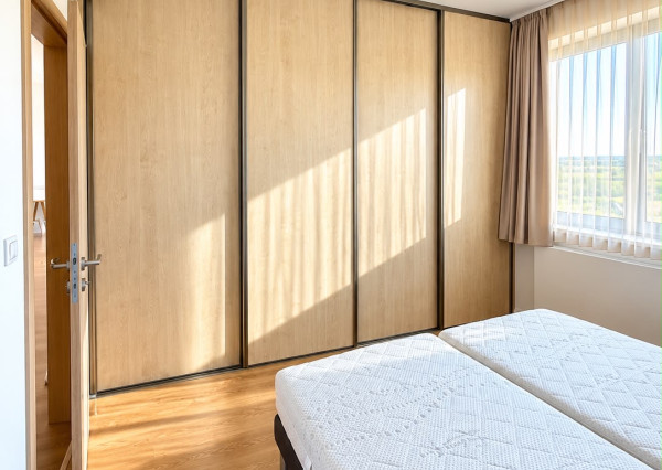 Predaj veľký 2 izbový byt, 10m2 terasa, 2x parkovacie miesto, Zobor