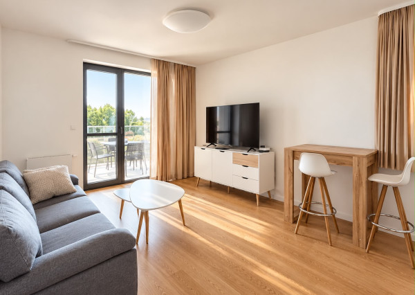 Predaj veľký 2 izbový byt, 10m2 terasa, 2x parkovacie miesto, Zobor